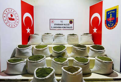Diyarbakır'da 1 ton 354 kilo esrar ile 122 bin kök Hint keneviri ve skunk ele geçirildi