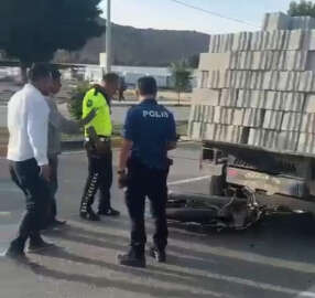 Briket yüklü traktöre çarpan motosikletin sürücüsü yaralandı