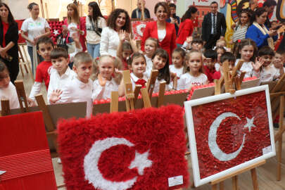 Anaokulu öğrencilerinden, geri dönüşüm malzemeleriyle 100 Türk bayrağı