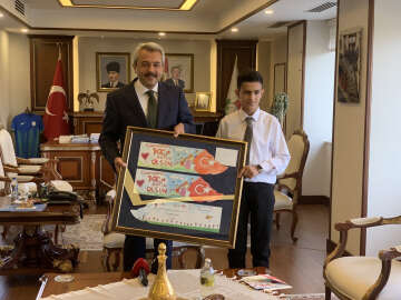 İşitme engelli Samet'in 100'üncü yıl resmi, resepsiyon davetiyesine dönüştü