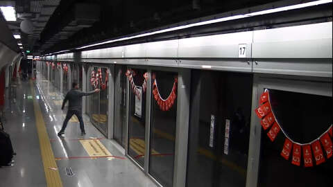Metroda Türk bayraklarına çirkin saldırının görüntüleri ortaya çıktı