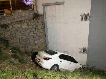 Pendik'te navigasyonun gösterdiği toprak yola giren sürücü, otomobille boşluğa düştü