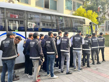 İzmir'deki FETÖ'ye 'Kıskaç' operasyonunda 28 tutuklama