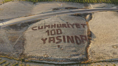 Ziraat mühendisi tarlaya, 'Cumhuriyet 100 yaşında' yazdı