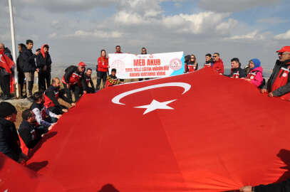 Cumhuriyet’in yıl dönümünde 2254 rakımlı Yahni Dağı'na çıkıp dev Türk bayrağı açtılar