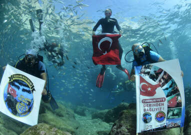 Kemer'de dalgıçlar, Cumhuriyet Bayramı’nı deniz altında kutladı