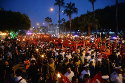 Mersin'de 'Cumhuriyet' coşkusu; fener alayı düzenlendi
