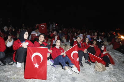 Antalya'da 'Cumhuriyet' coşkusu; Mete Gazoz, sönmeyen ateşle ok yakıp, atış yaptı