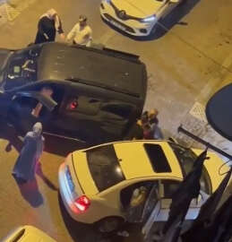 Zeytinburnu'nda yol verme tartışmasında aracın lastiklerini bıçakla patlattı