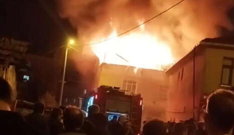 Arnavutköy'de 3 katlı binanın çatısı alev alev yandı 