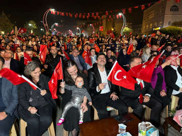 Şarkıcı Betül Demir, Cumhuriyet'in 100'üncü yılında Bartınlıları coşturdu
