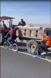 Samet'in öldüğü yolda, bisikletli 2 çocuk da onun gibi traktör römorkuna tutunarak ilerledi