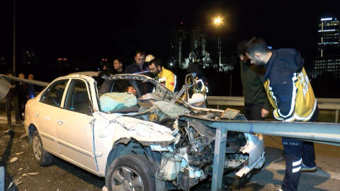 Ataşehir'de bariyerler otomobile ok gibi saplandı: 1 yaralı 