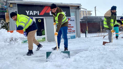 Ardahan'da kar ve tipi; 57 köy yolu ulaşıma kapandı