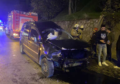 Kadıköy'de otomobile çarpan araç bariyerlere vurdu; sürücüyü itfaiye kurtardı