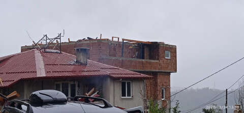 Rize'deki fırtınada 82 çatı uçtu, 13 araç hasar gördü