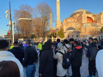 Ayasofya'daki lüks polis araçları yoğun ilgi çekti