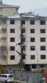 Kadıköy'de 6 katlı binanın çatısındaki tehlikeli çalışma kamerada