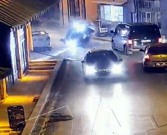 Takla atıp, çay ocağının camekanına çarpan otomobilin sürücüsü yaralandı; kaza anı kamerada (2)