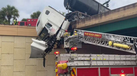 Aracı üst geçitte asılı kalan ABD'li kamyon şoförü kurtarıldı
