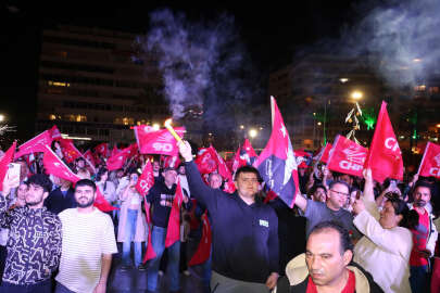İzmir'de CHP'liler Cumhuriyet Meydanı'nda toplanıyor
