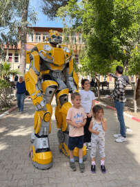 Oy kullanmaya robot kostümüyle geldi