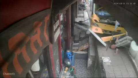 İstanbul  - Beyoğlu'nda İETT otobüsü kaldırımdakilere çarptı:  2 yaralı (1)