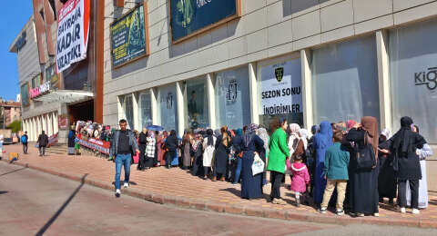 AVM'de 200 liralık hediye çeki kuyruğu