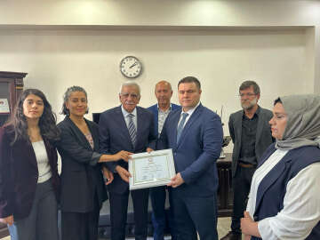 Mardin'de Ahmet Türk mazbatasını aldı