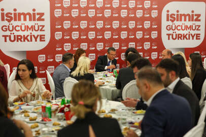 Özgür Özel, CHP Genel Merkezi'nde çalışanlarla iftar programına katıldı