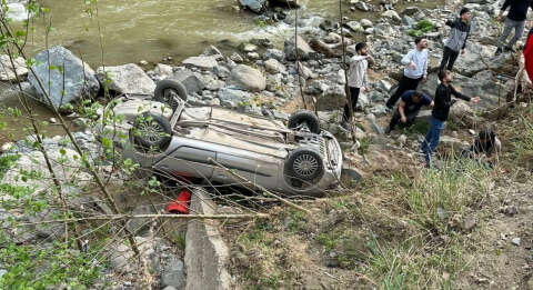 Artvin'de otomobil dere kenarına uçtu; 2 yaralı