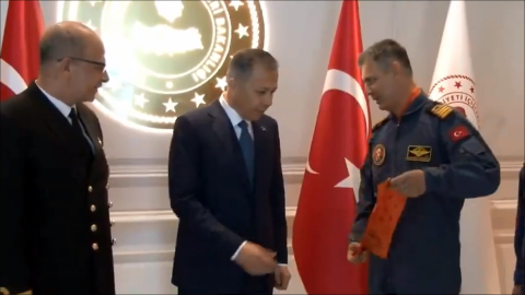 Bakan Yerlikaya, teleferik kazasında görevli kurtarma ekibi ile bir araya geldi