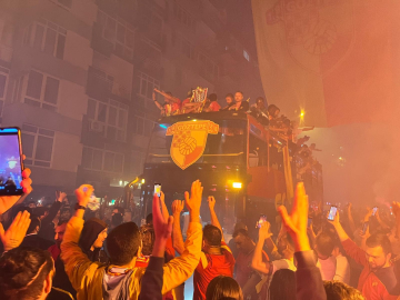 Göztepe'de yer yerinden oynadı (EK FOTOĞRAFLAR)