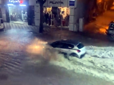 Tokat'ta sağanak; yollar göle döndü, su baskınları yaşandı