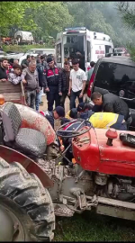 Freni boşalan traktör, park halindeki kamyonete çarptı