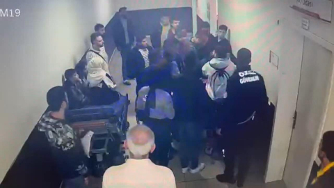 İstanbul - Sedyeden kalkıp doktora saldırdı