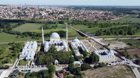 Osmanlı'nın şifahanesi Bayezid Külliyesi'nin  'Deliler Mezarlığı' zamana yenik düştü
