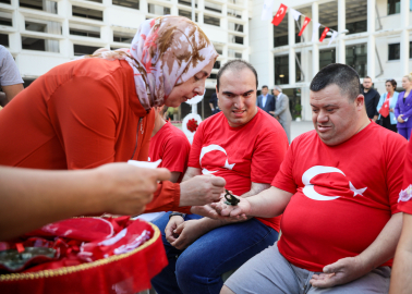 ANTALYA Özel bireyler, ellerine kına yakılıp temsili olarak askere uğurlandı (VİDEO EKLENDİ)