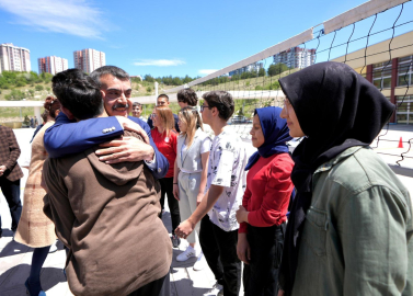 Bakan Tekin özel gereksinimli öğrencileri ziyaret etti