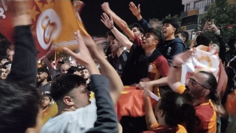 Çorum’da Galatasaraylı taraftarlar şampiyonluğu doyasıya kutladı