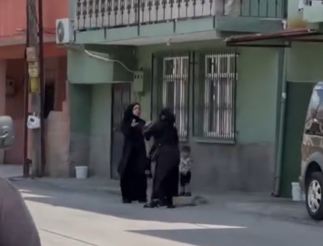 ADANA Kadın dilencilerin ‘Bölgemde dilenemezsin' kavgası (VİDEO EKLENDİ)