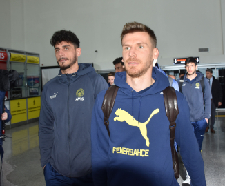 Fenerbahçeli futbolcu Serdar Aziz, transfer görüşmeleri yapmak için kamptan ayrıldı