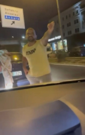 İstanbul - Küçükçekmece'de kucağındaki bebekle kaza yaptıkları aracın camını yumrukladı