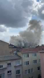 İstanbul - Beyoğlu'nda 5 katlı binanın çatısında yangın-1