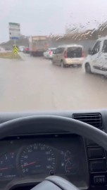 İstanbul - Ataşehir ve Ümraniye'de sağanak yağış sonrası yollar göle döndü-1