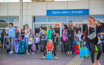 Savaştan kaçıp, Antalya'ya gelen yabancılar, kaçak tur rehberliğine başladı