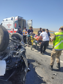 VAN'da otomobiller çarpıştı: 2 ölü, 4 yaralı (VİDEO EKLENDİ)
