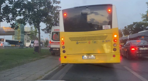 İstanbul- Şişli’de trafikte ilerleyemeyen ambulans kaldırımdan gitti