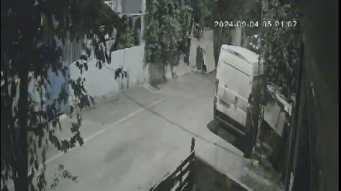 İstanbul - Sultangazi’de internet kablosu hırsızlığı kamerada
