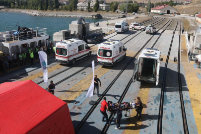 Bitlis'te deprem tatbikatı; yaralılar feribotla Van'a sevk edildi